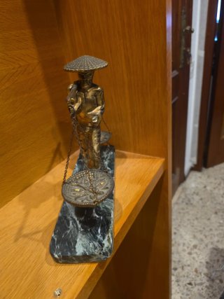Figura bronce chinoiserie cargador chino.