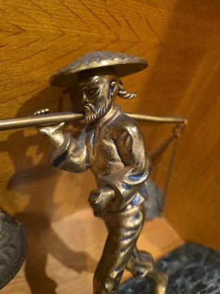 Figura bronce chinoiserie cargador chino.