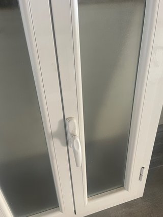 Ventana de aluminio blanca
