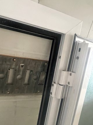 Ventana de aluminio blanca