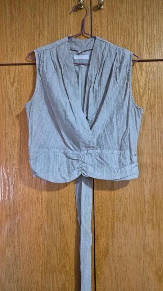 Traje pantalón ancho y top anudado