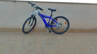 Bicicleta de montaña azul y blanca
