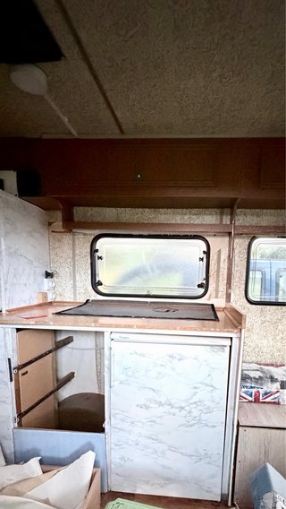 Caravana 750kg con calefacción, AA, nevera, micro