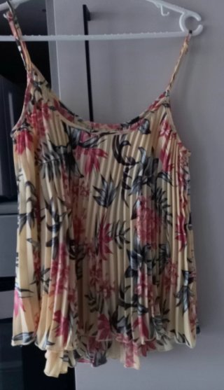 Top floral amarillo y rosa