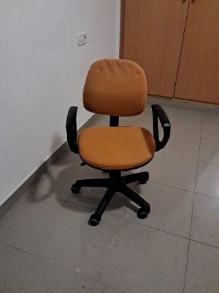 Silla de oficina naranja y negra