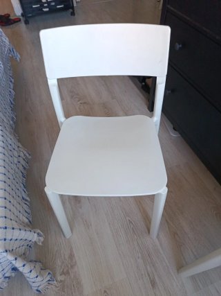 Sillas blancas de plástico