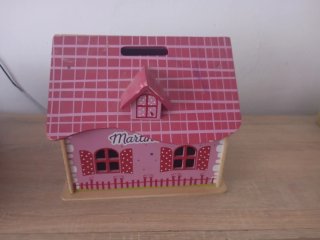 Casa de madera para niños de jugete tal como se ve
