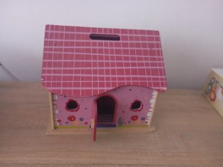 Casa de madera para niños de jugete tal como se ve