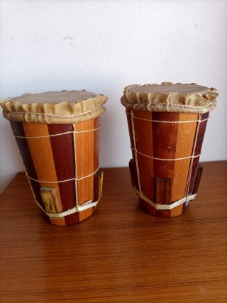 Tambores decorativos hechos a mano