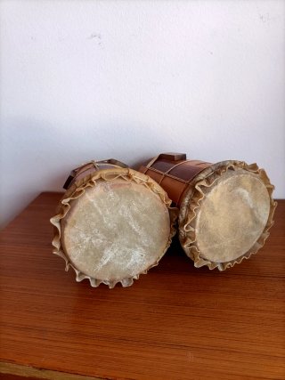 Tambores decorativos hechos a mano