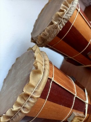 Tambores decorativos hechos a mano