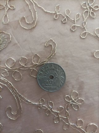 Hay tres  monedas de 25 céntimos 1937