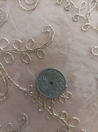 Hay tres  monedas de 25 céntimos 1937