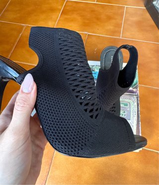 Sandalias de tacón negro con diseño de malla