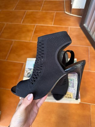 Sandalias de tacón negro con diseño de malla