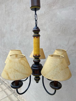 Lámpara de madera y ratán