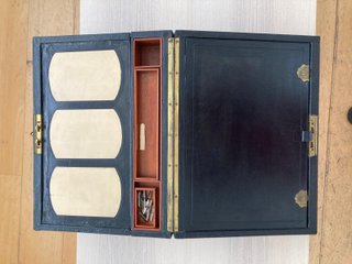 Escritorio maletín antiguo de viaje negro