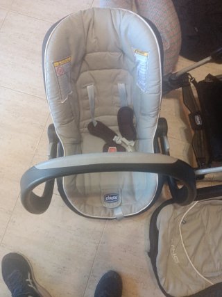 Carrito de bebé, capazo y accesorios