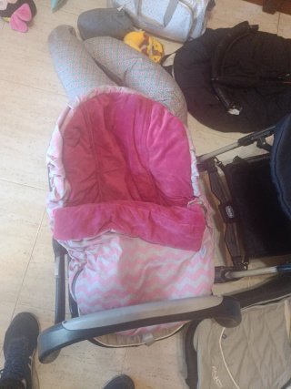 Carrito de bebé, capazo y accesorios