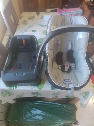 Carrito de bebé, capazo y accesorios