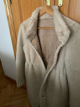Chaquetón tres cuartos sintético beige