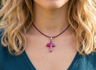 Collar Piel Violeta Cruz Rosa