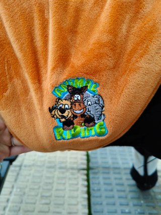 Caballo de peluche con ruedas