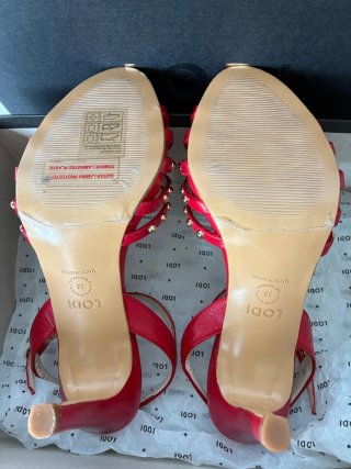 Sandalias Lodi Tacón Rojo Tachuelas Doradas
