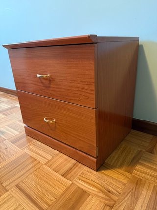 Mesita de noche de madera