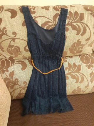 Vestido azul con cinturón trenzado