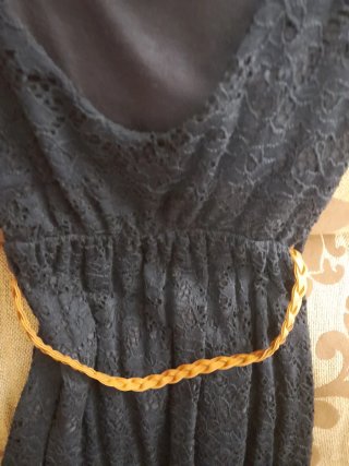 Vestido azul con cinturón trenzado