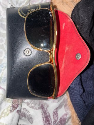 Gafas de sol Ray-Ban doradas y negras