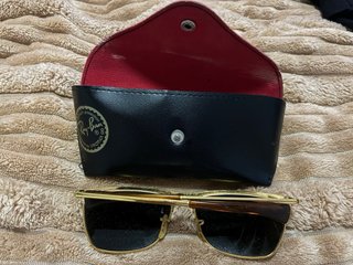 Gafas de sol Ray-Ban doradas y negras