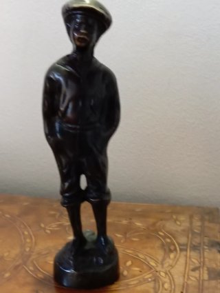 Escultura mozo manos en bolsillos