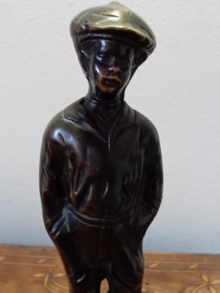 Escultura mozo manos en bolsillos