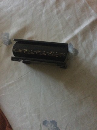 Caja decorativa de madera con mujer y flores