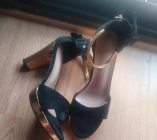 Sandalias de cuña negras y doradas