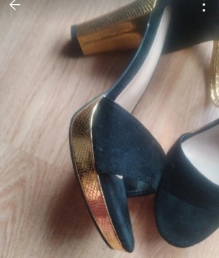 Sandalias de cuña negras y doradas
