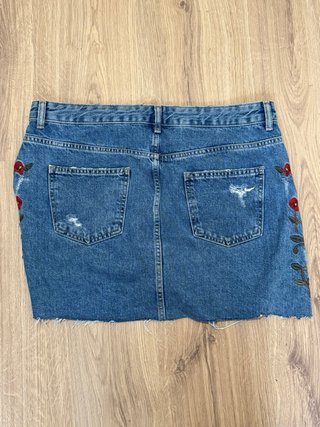 Falda vaquera Zara bordada flores roja