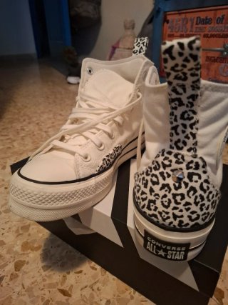 Converse Blancas con Estampado Leopardo