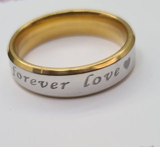 Anillos de compromiso plateados y dorados