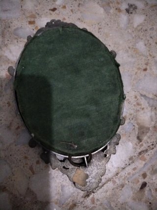 Figura di angelo con tamburo con cornice ovale