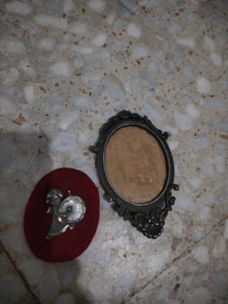Figura di angelo con tamburo con cornice ovale