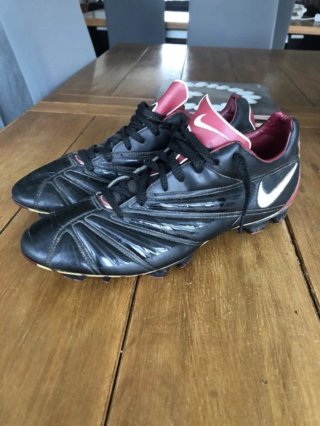 Botas de fútbol Nike negras y rojas