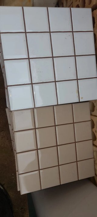 Restos de solería y azulejos