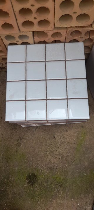 Restos de solería y azulejos