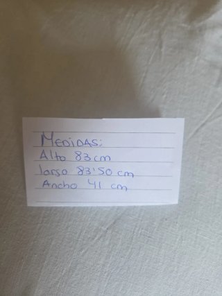 Escritorio blanco con bandeja para teclado