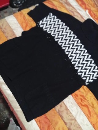 Jersey Negro Cuello Alto Diseño Zigzag
