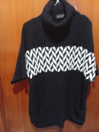 Jersey Negro Cuello Alto Diseño Zigzag
