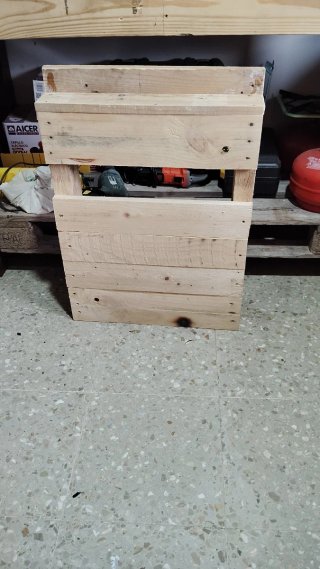 Estantería de madera negra y marrón